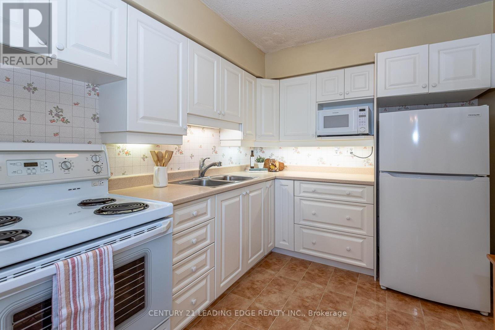 908 - 20 William Roe Boulevard, Newmarket (Central Newmarket), Ontario  L3Y 5V6 - Photo 8 - N12384030