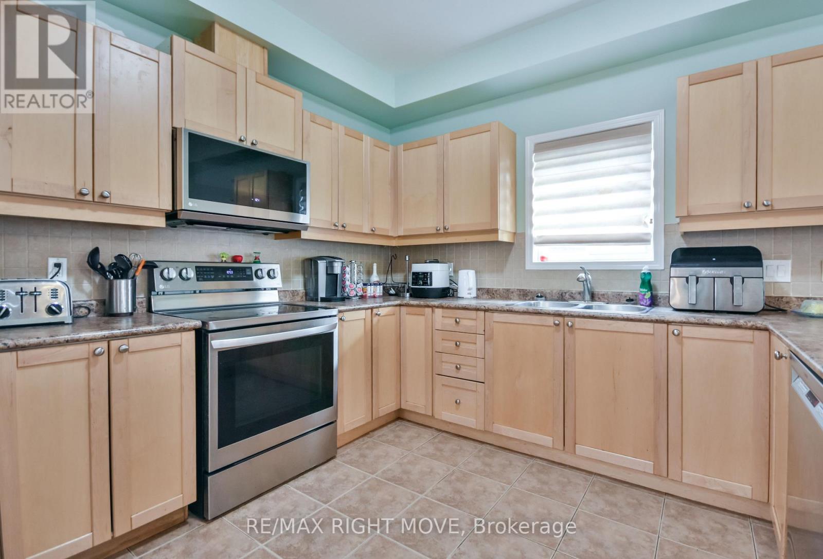 132 The Queensway, Barrie, Ontario  L4M 0B4 - Photo 13 - S12384042
