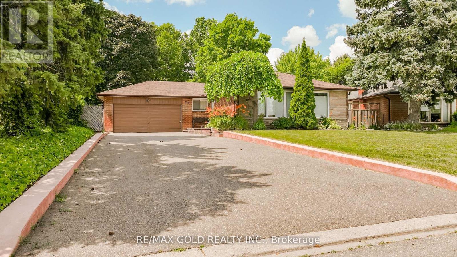 29 Devonshire Drive, Brampton, Ontario  L6T 3G5 - Photo 4 - W12383928