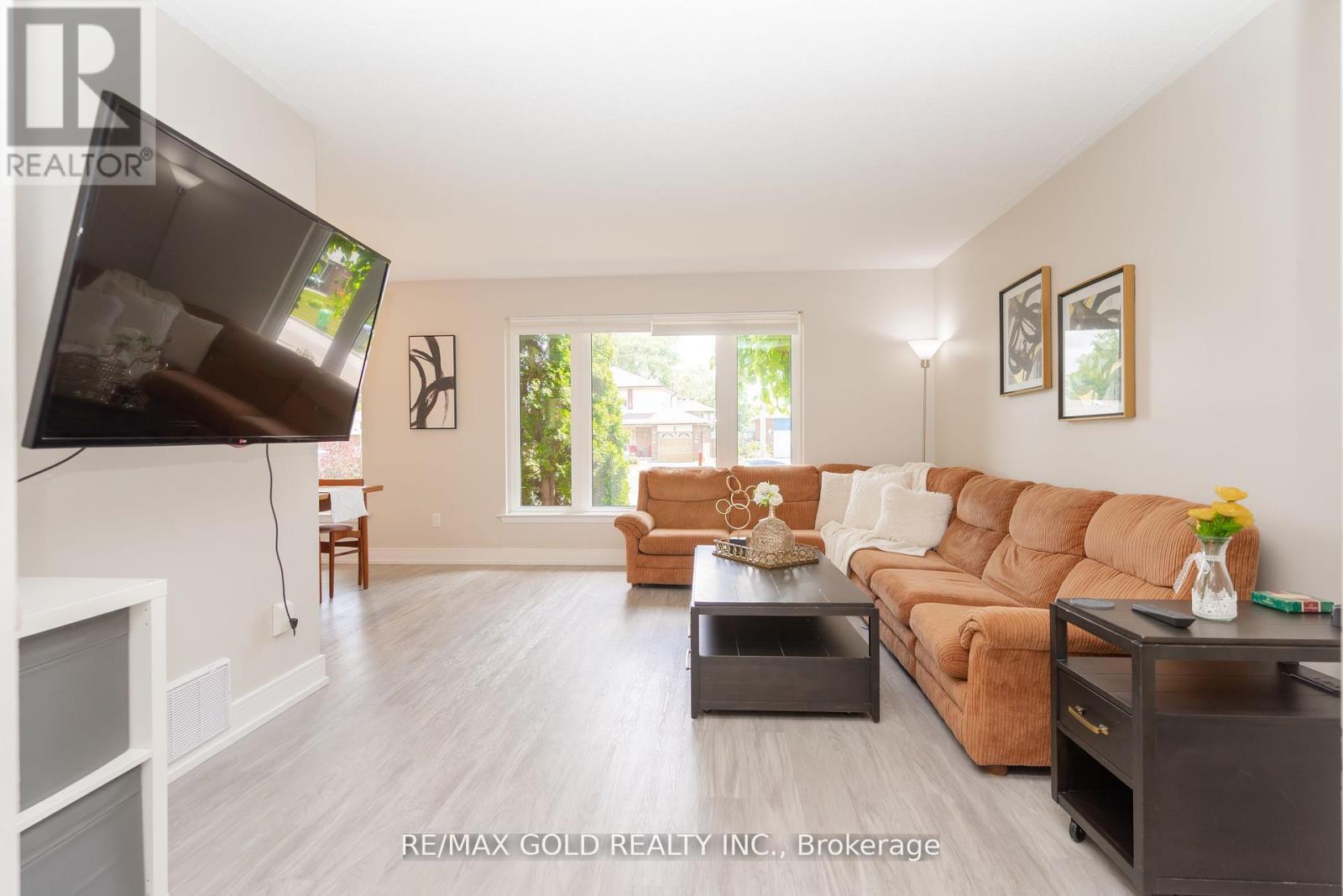 29 Devonshire Drive, Brampton, Ontario  L6T 3G5 - Photo 7 - W12383928