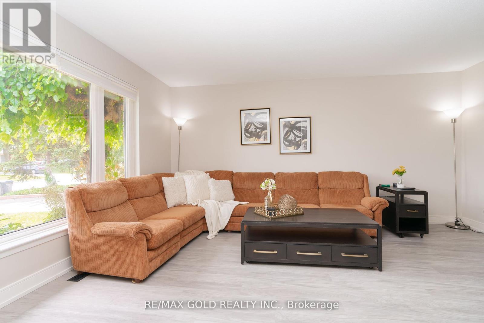 29 Devonshire Drive, Brampton, Ontario  L6T 3G5 - Photo 8 - W12383928