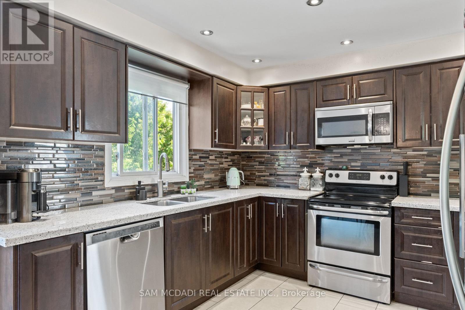 100 Castlehill Road, Brampton (Northwood Park), Ontario  L6X 4C7 - Photo 15 - W12383957