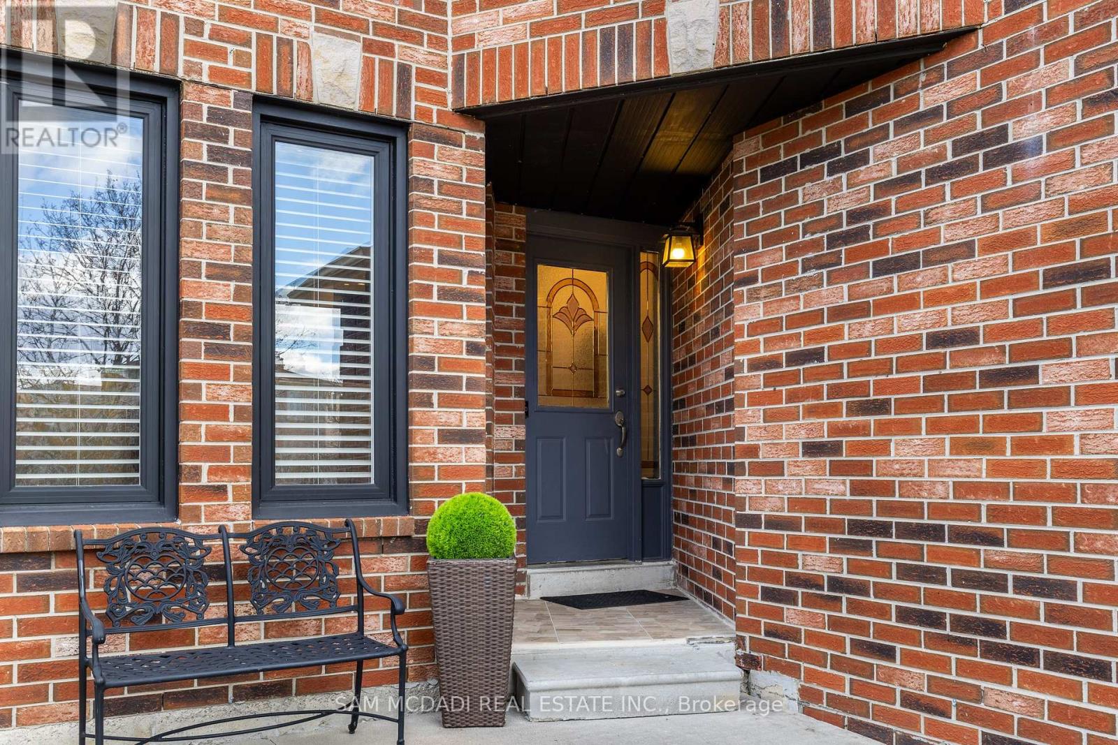 100 Castlehill Road, Brampton (Northwood Park), Ontario  L6X 4C7 - Photo 4 - W12383957