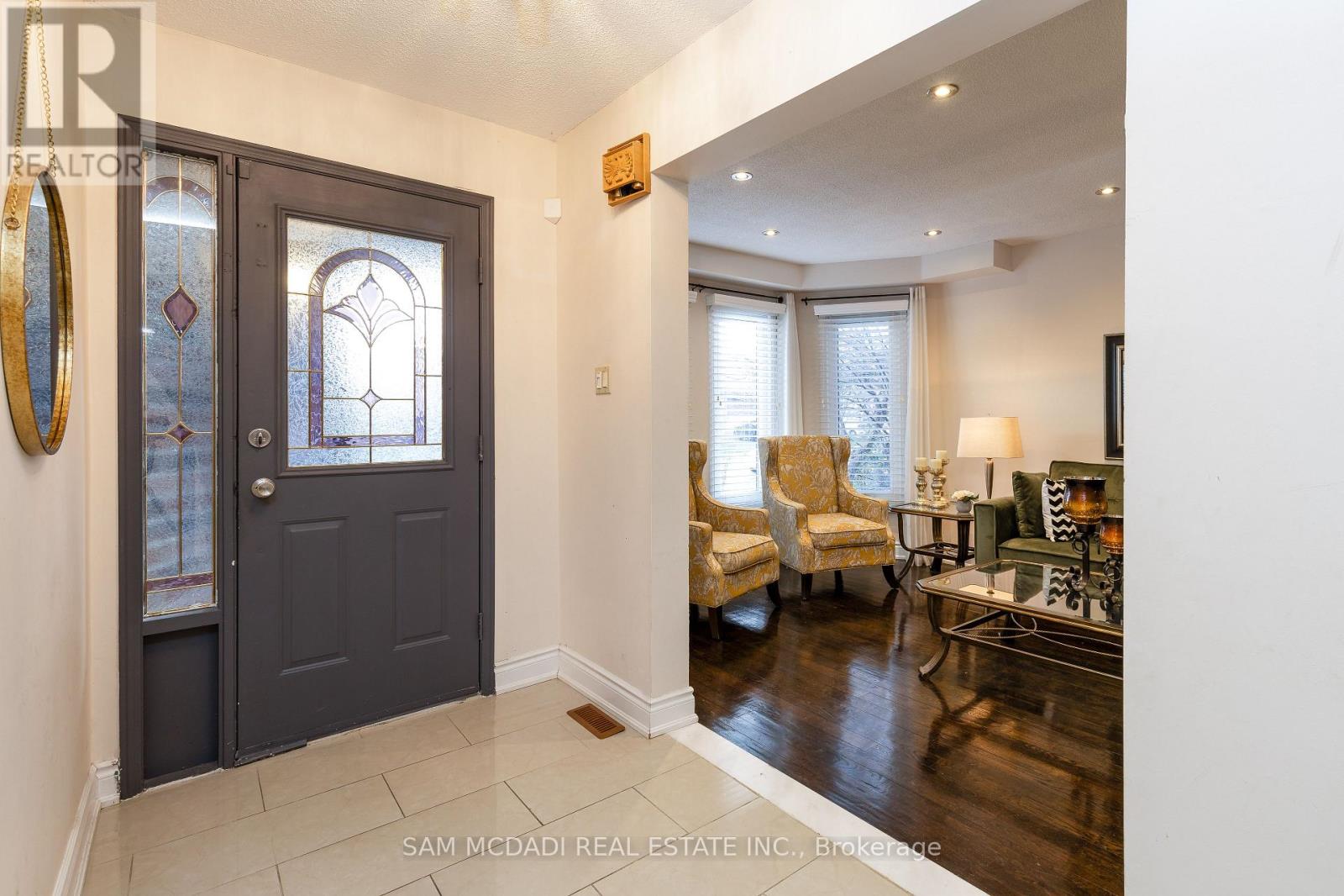 100 Castlehill Road, Brampton (Northwood Park), Ontario  L6X 4C7 - Photo 5 - W12383957