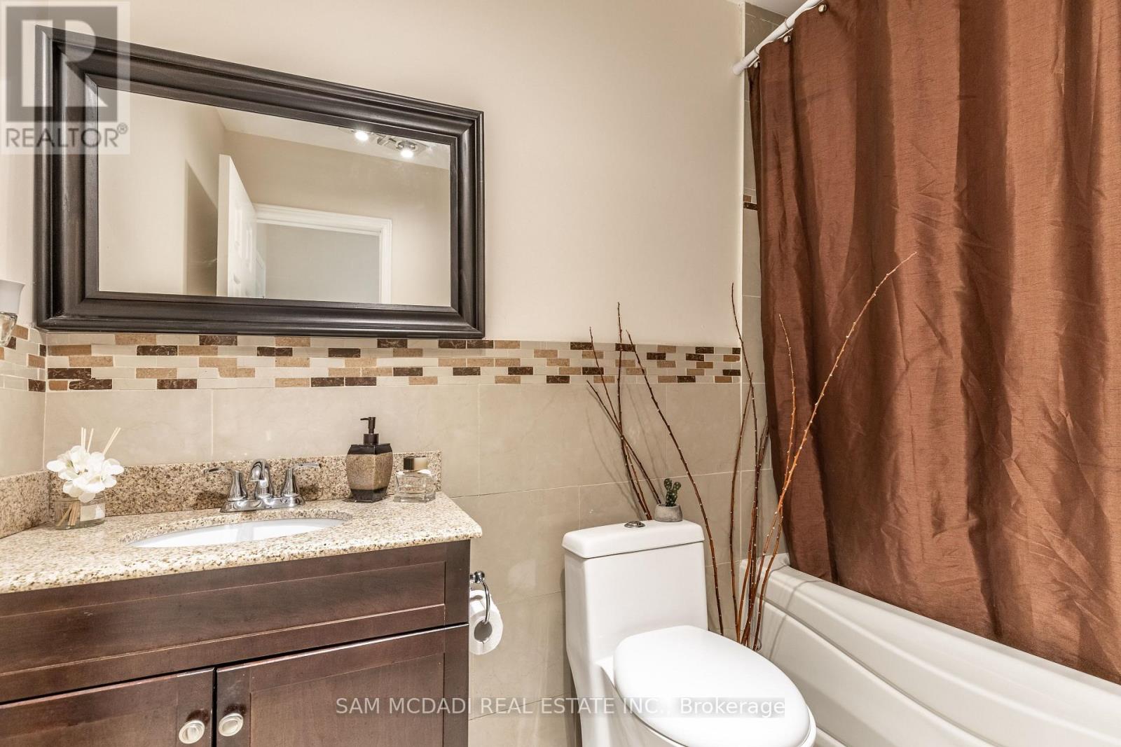 100 Castlehill Road, Brampton (Northwood Park), Ontario  L6X 4C7 - Photo 8 - W12383957