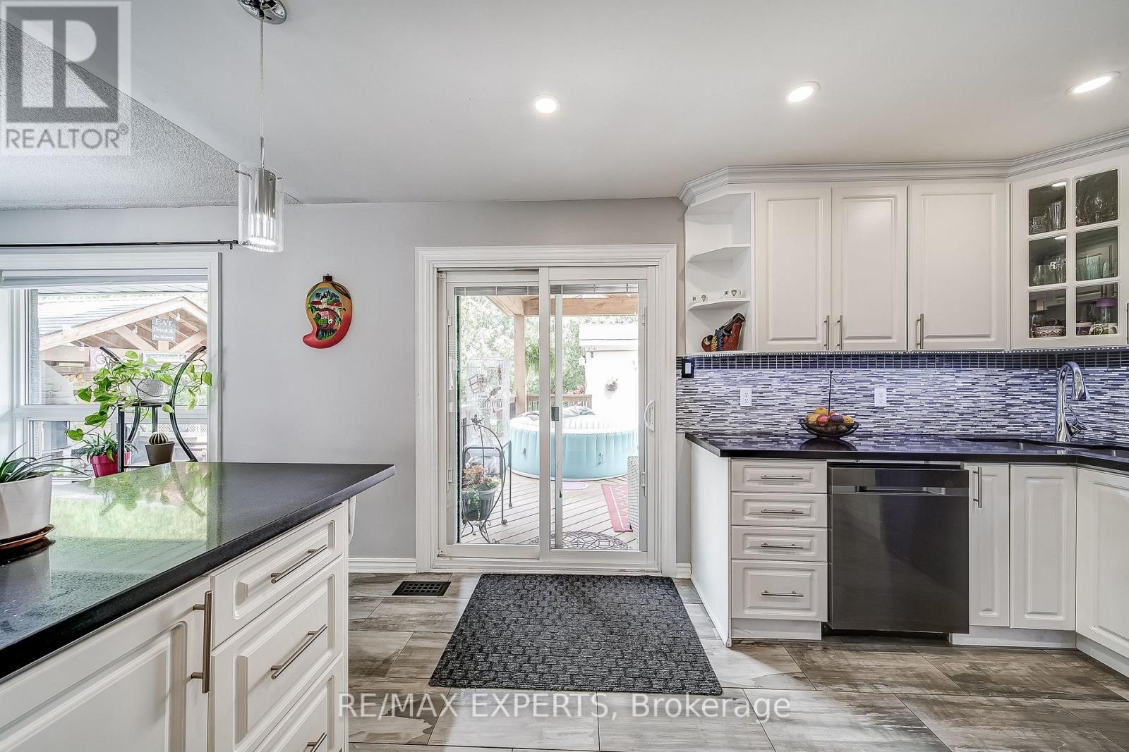 31 Shalom Crescent, Toronto (West Humber-Clairville), Ontario  M9V 4J3 - Photo 12 - W12383991