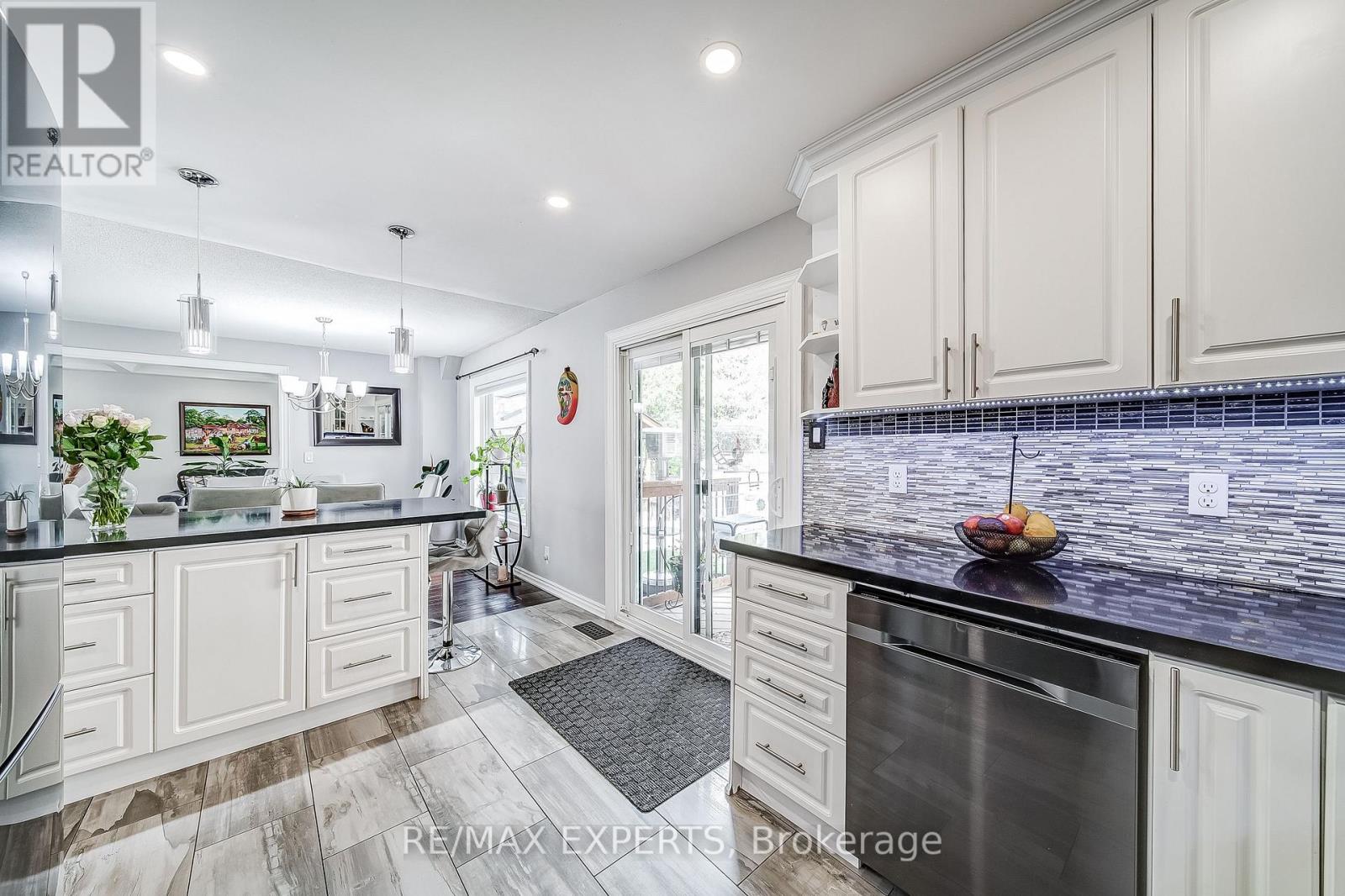 31 Shalom Crescent, Toronto (West Humber-Clairville), Ontario  M9V 4J3 - Photo 14 - W12383991