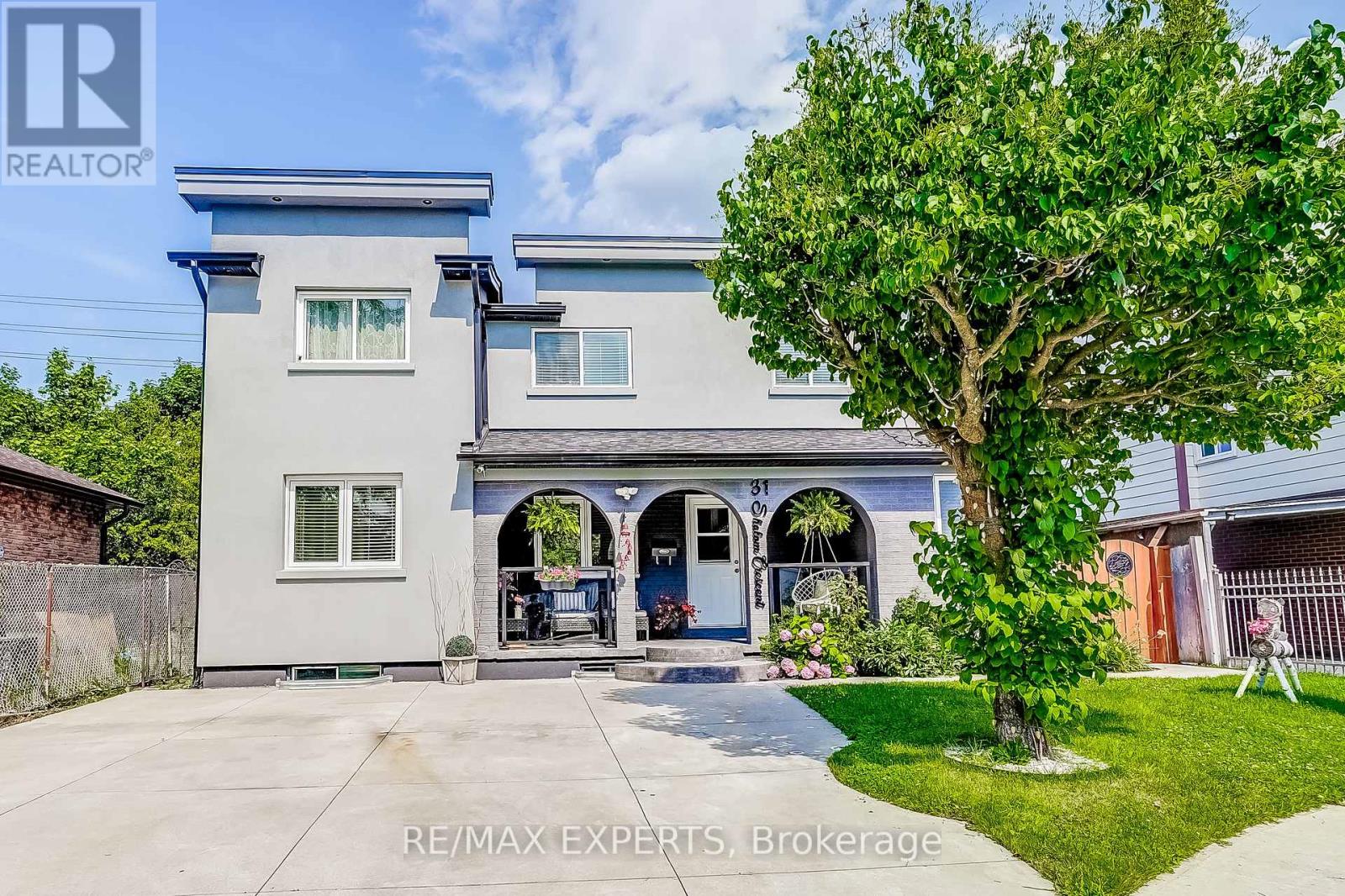 31 Shalom Crescent, Toronto (West Humber-Clairville), Ontario  M9V 4J3 - Photo 2 - W12383991