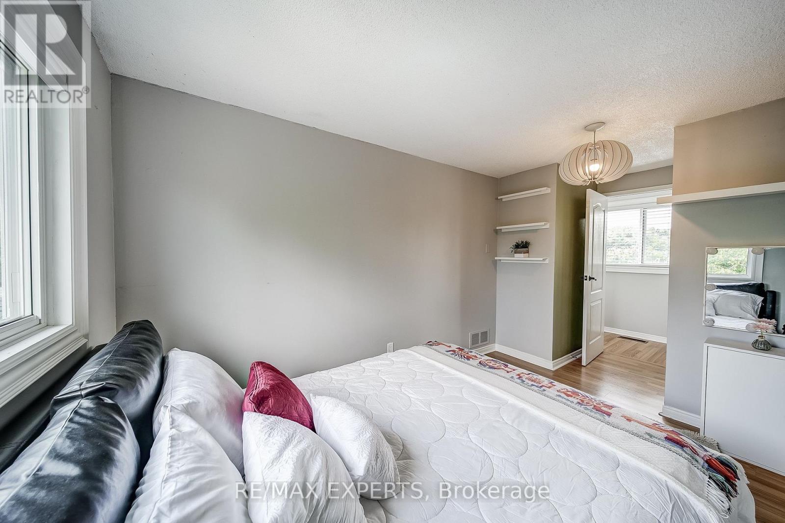 31 Shalom Crescent, Toronto (West Humber-Clairville), Ontario  M9V 4J3 - Photo 22 - W12383991