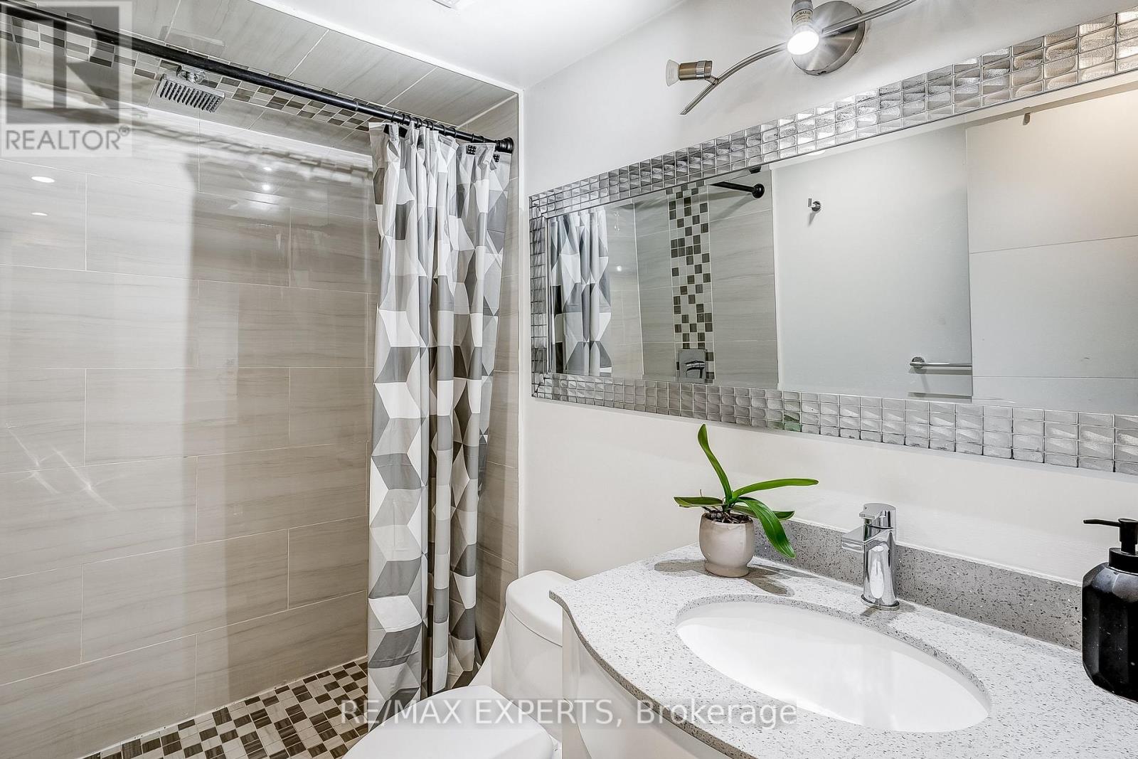 31 Shalom Crescent, Toronto (West Humber-Clairville), Ontario  M9V 4J3 - Photo 30 - W12383991