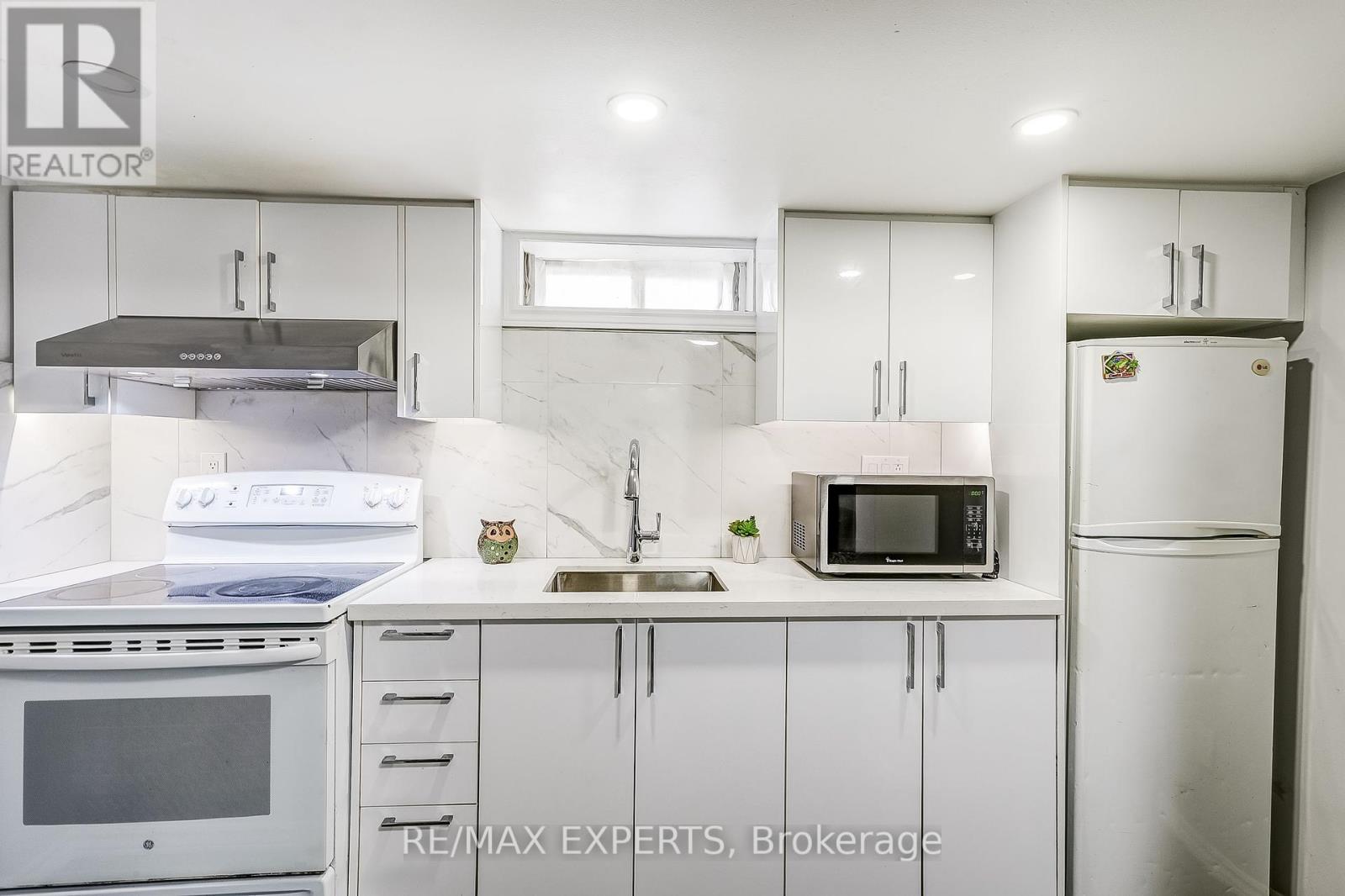 31 Shalom Crescent, Toronto (West Humber-Clairville), Ontario  M9V 4J3 - Photo 32 - W12383991