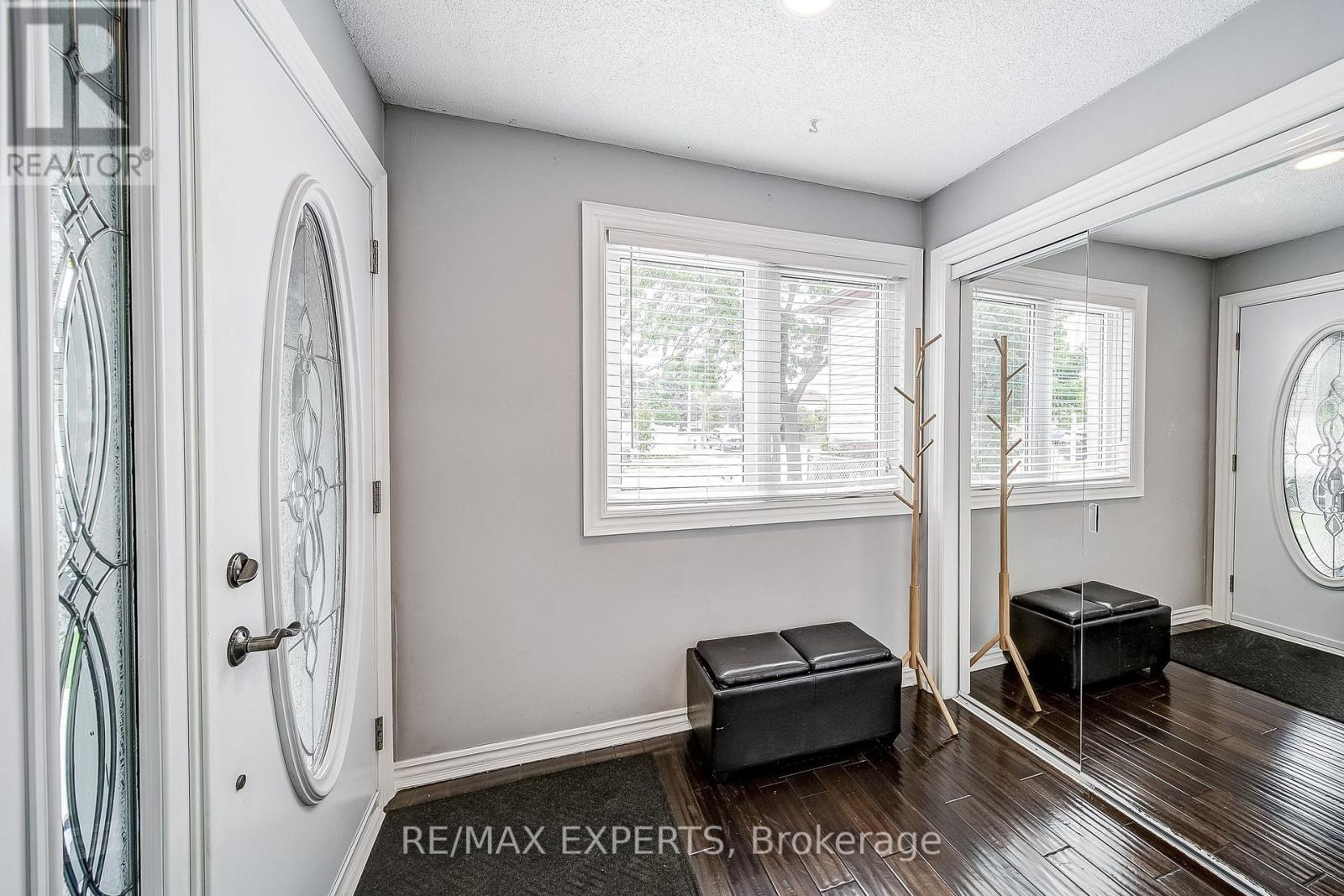 31 Shalom Crescent, Toronto (West Humber-Clairville), Ontario  M9V 4J3 - Photo 4 - W12383991