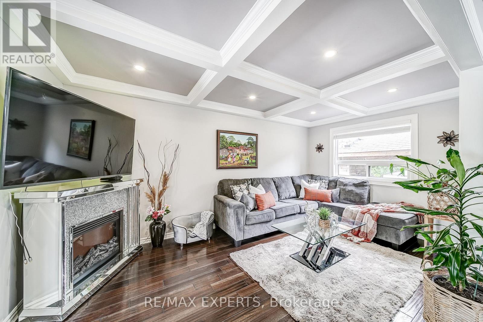 31 Shalom Crescent, Toronto (West Humber-Clairville), Ontario  M9V 4J3 - Photo 6 - W12383991