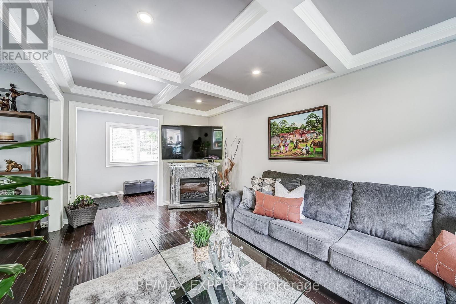 31 Shalom Crescent, Toronto (West Humber-Clairville), Ontario  M9V 4J3 - Photo 7 - W12383991