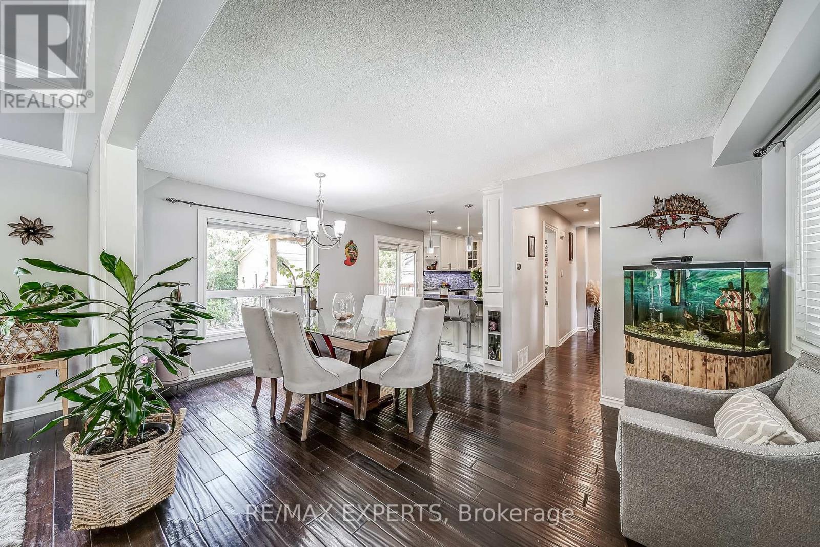 31 Shalom Crescent, Toronto (West Humber-Clairville), Ontario  M9V 4J3 - Photo 8 - W12383991