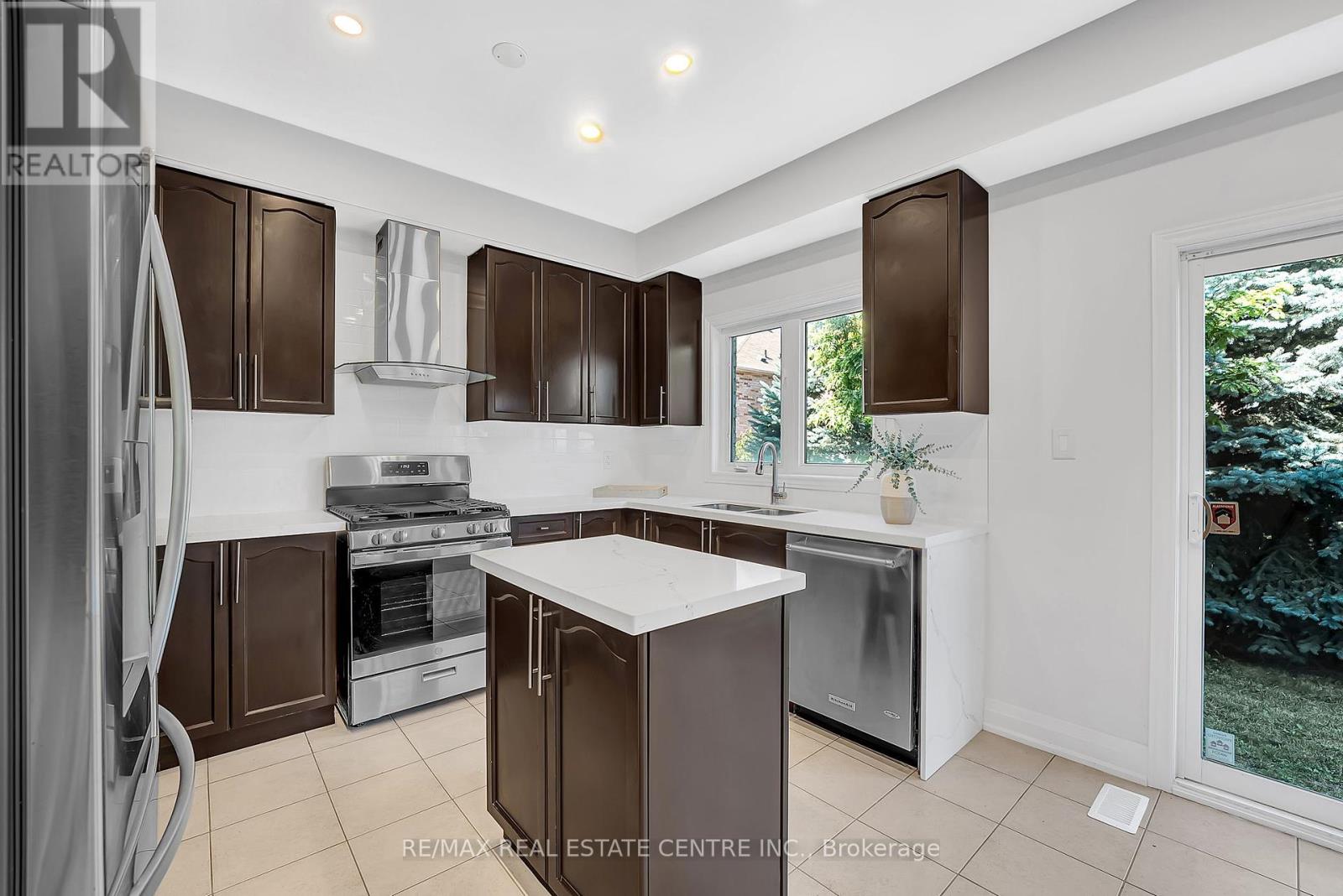 28 Fallharvest Avenue, Brampton, Ontario  L6Y 0P2 - Photo 15 - W12384082