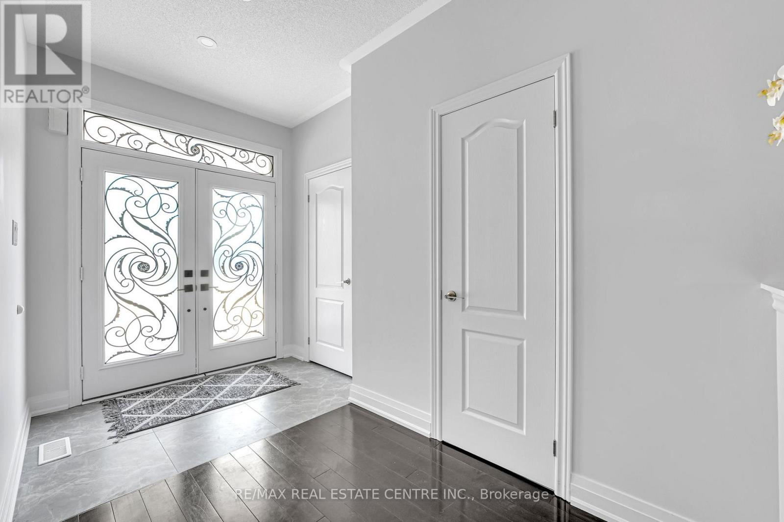 28 Fallharvest Avenue, Brampton, Ontario  L6Y 0P2 - Photo 5 - W12384082