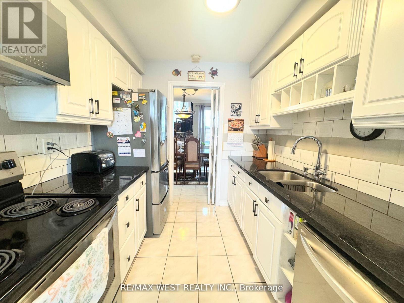 425 Hansen Road N, Brampton, Ontario  L6V 3P6 - Photo 7 - W12384096