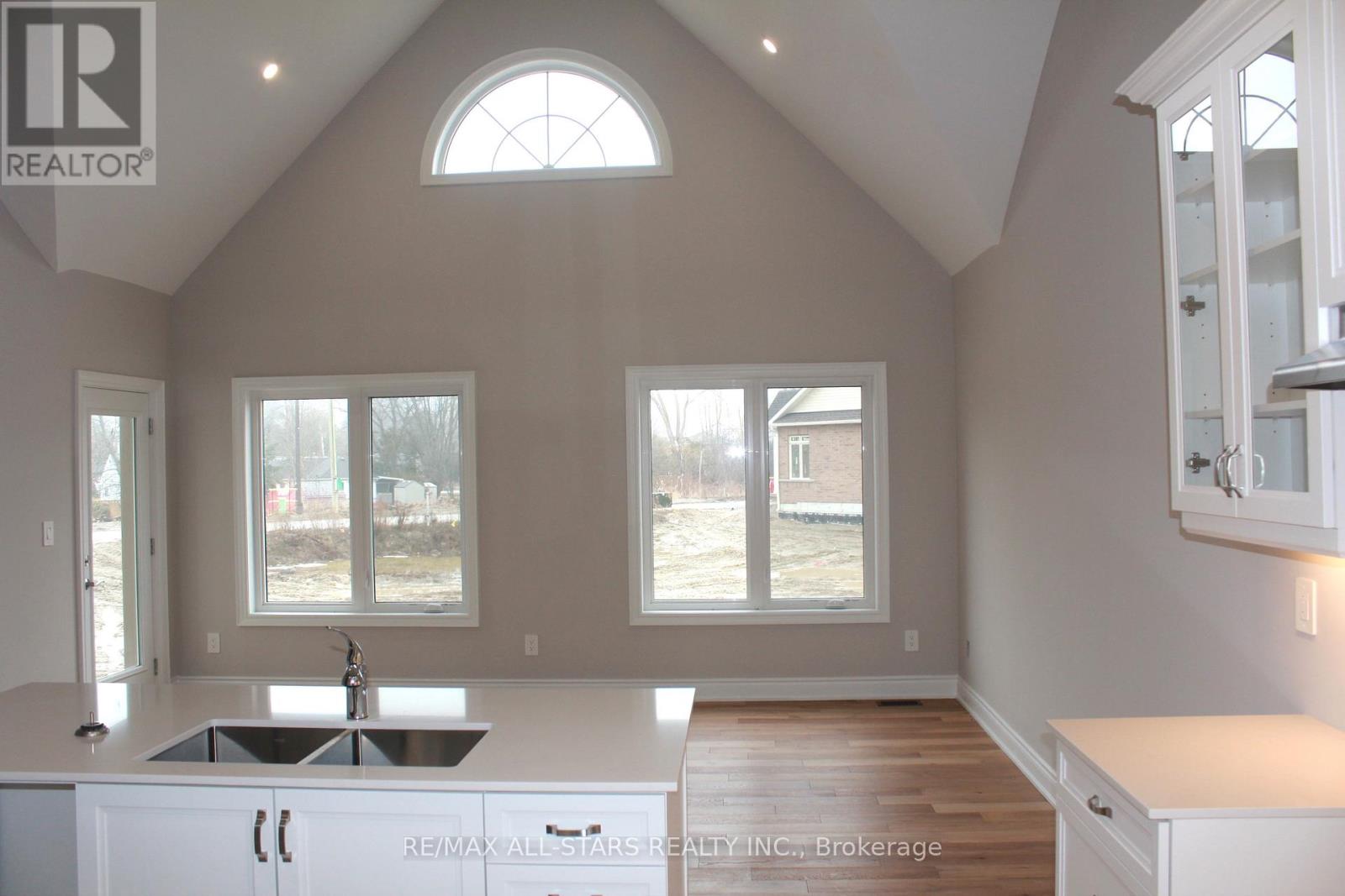 18 Schortinghuis Street, Georgina (Sutton & Jackson's Point), Ontario  L0E 1R0 - Photo 5 - N12381609