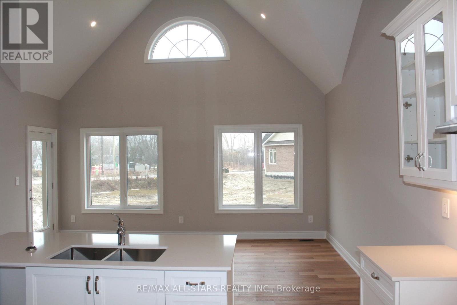 18 Schortinghuis Street, Georgina (Sutton & Jackson's Point), Ontario  L0E 1R0 - Photo 6 - N12381609