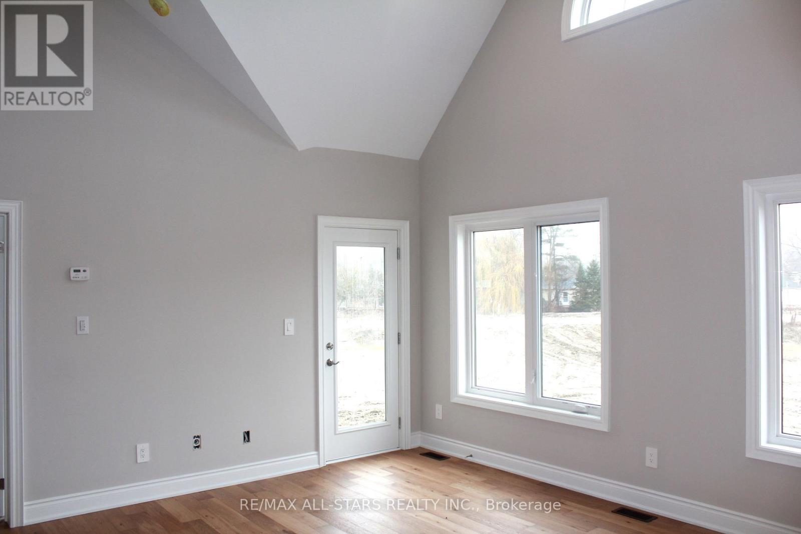 18 Schortinghuis Street, Georgina (Sutton & Jackson's Point), Ontario  L0E 1R0 - Photo 8 - N12381609