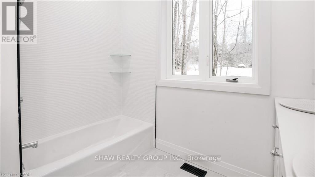 31 Glen Eagle Court, Huntsville (Chaffey), Ontario  P1H 1B1 - Photo 13 - X12384097