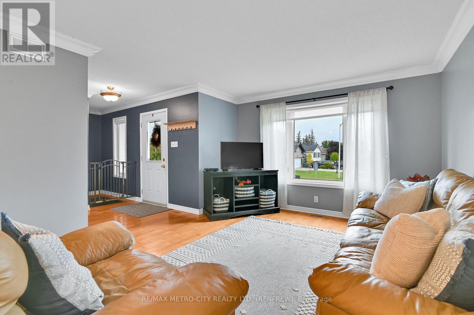 91 Haramis Drive, Renfrew, Ontario  K7V 4M4 - Photo 7 - X12384342