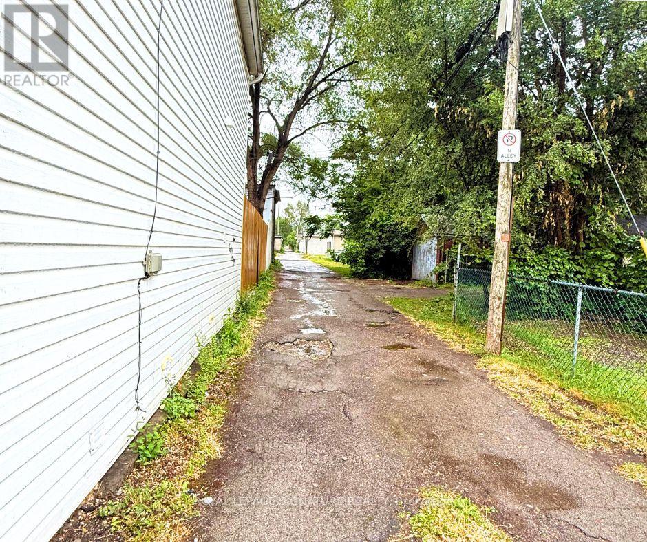 34 Clinton Street, Hamilton, Ontario  L8L 3J9 - Photo 4 - X12372811