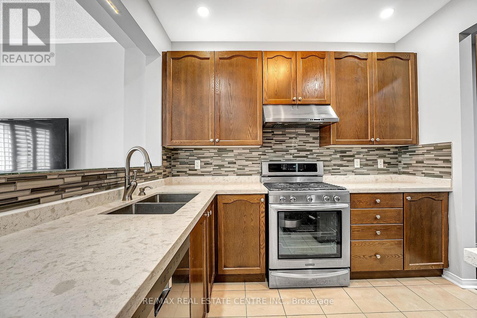 245 Checkerberry Crescent, Brampton, Ontario  L6R 3P7 - Photo 15 - W12384171