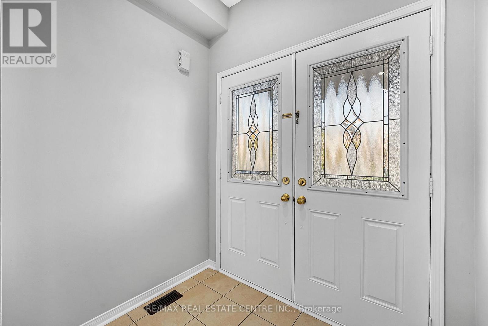 245 Checkerberry Crescent, Brampton, Ontario  L6R 3P7 - Photo 6 - W12384171