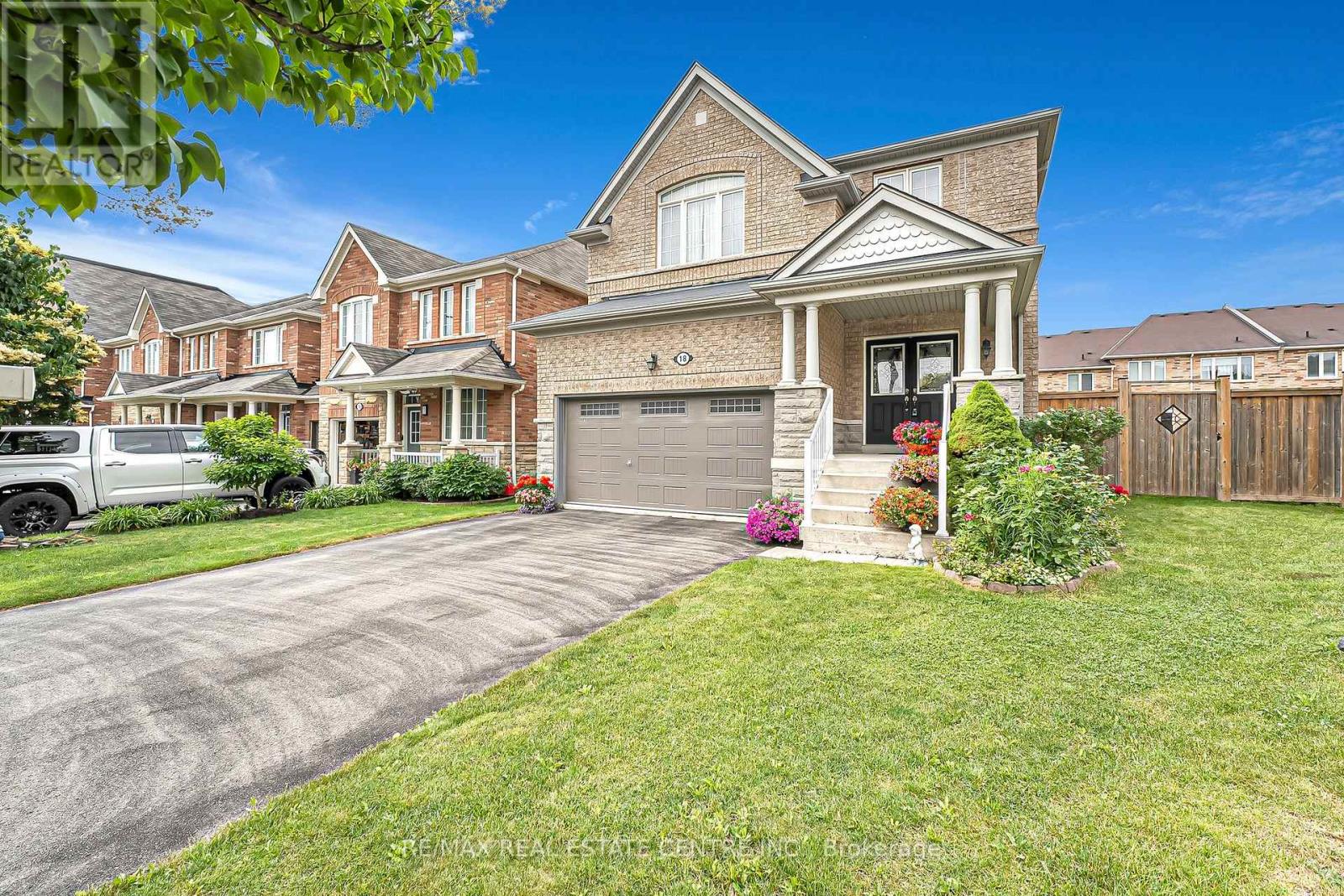 18 Kawana Road, Brampton, Ontario  L6Y 0W2 - Photo 4 - W12384221