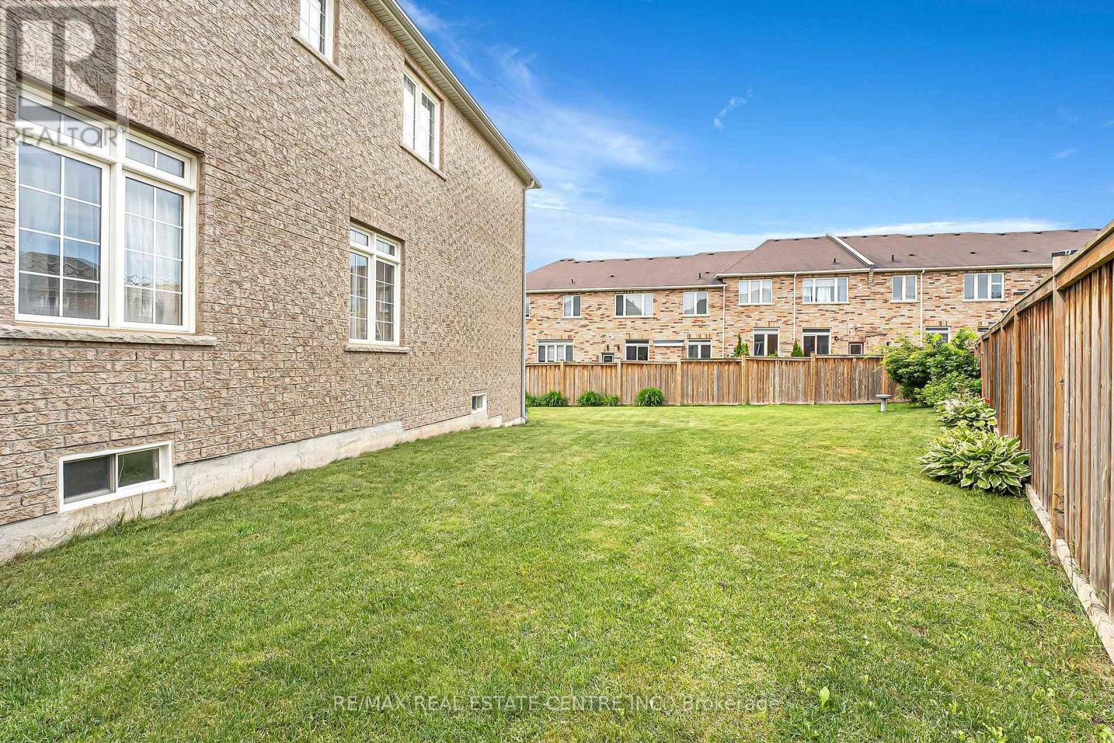 18 Kawana Road, Brampton, Ontario  L6Y 0W2 - Photo 5 - W12384221