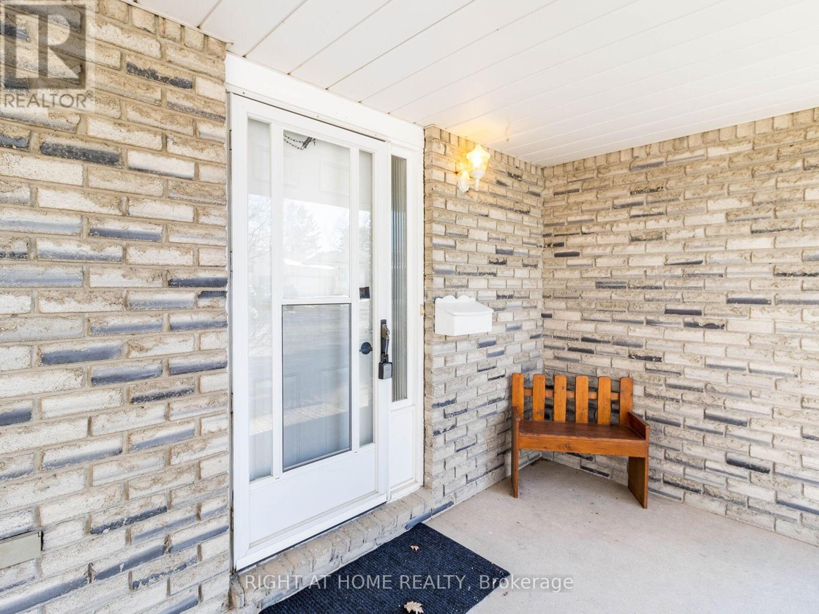24 The Meadows Street, St. Catharines, Ontario  L2N 7L1 - Photo 4 - X12384215