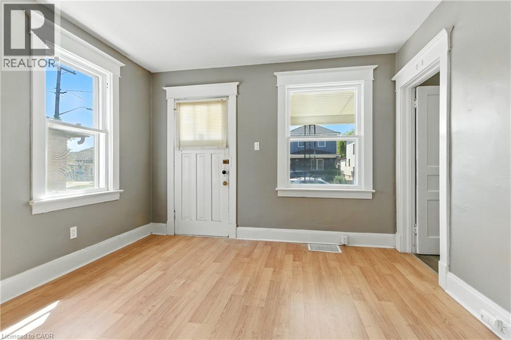8 Maitland Street, Thorold, Ontario  L2V 3A5 - Photo 2 - 40766033