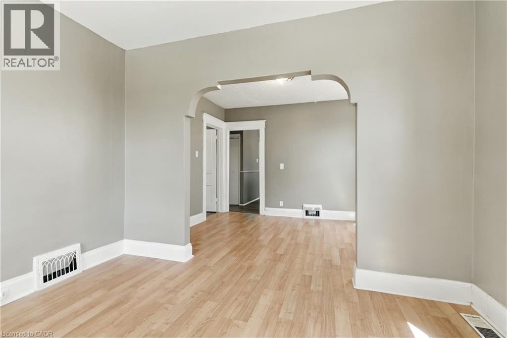 8 Maitland Street, Thorold, Ontario  L2V 3A5 - Photo 3 - 40766033