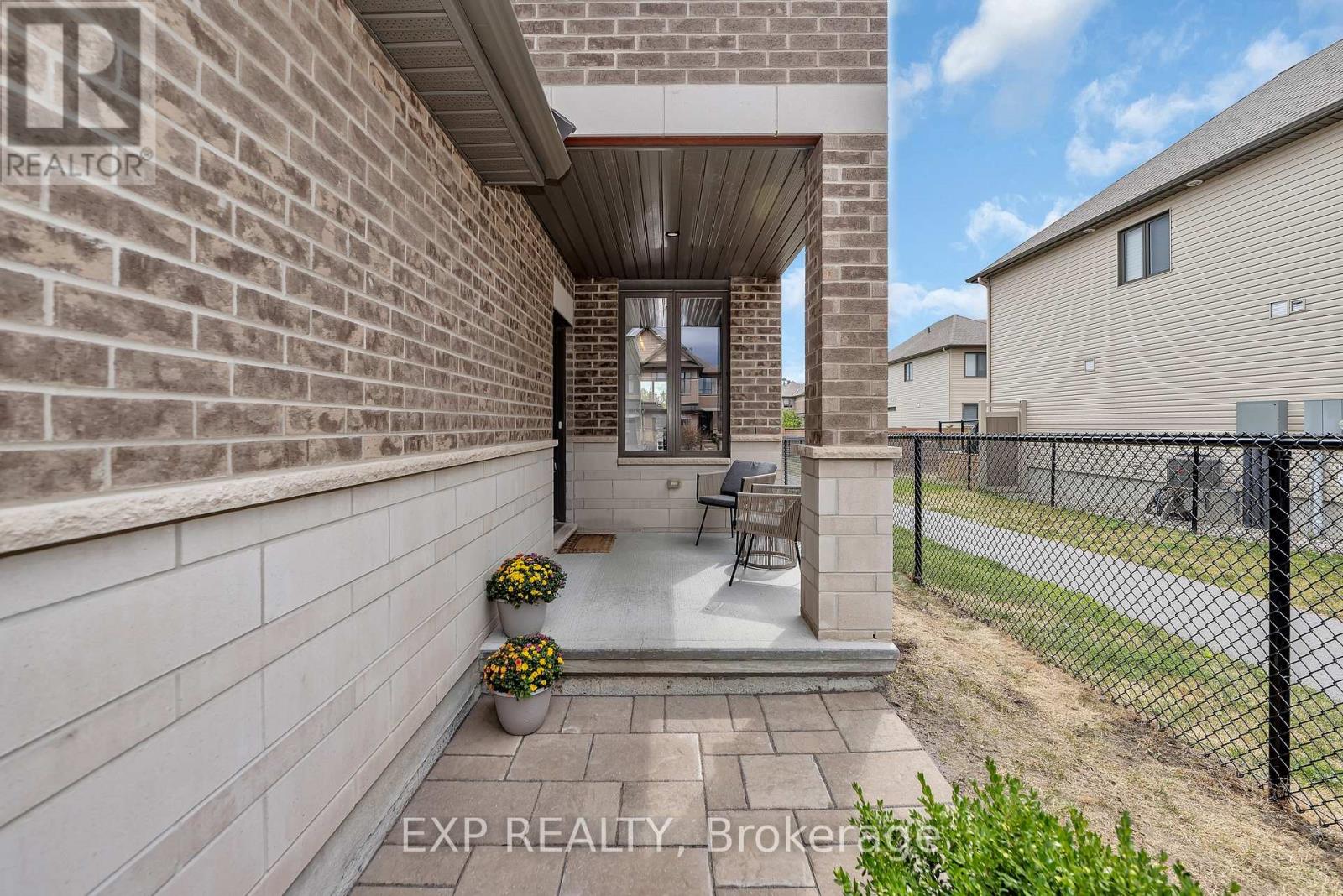 226 Purchase Crescent, Ottawa, Ontario  K2S 2L7 - Photo 3 - X12384456