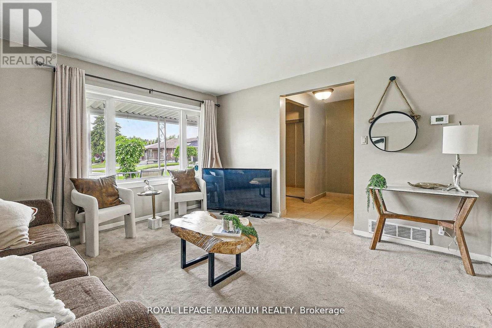 32 Fennimore Crescent, Toronto, Ontario  M3N 1G8 - Photo 7 - W12384255