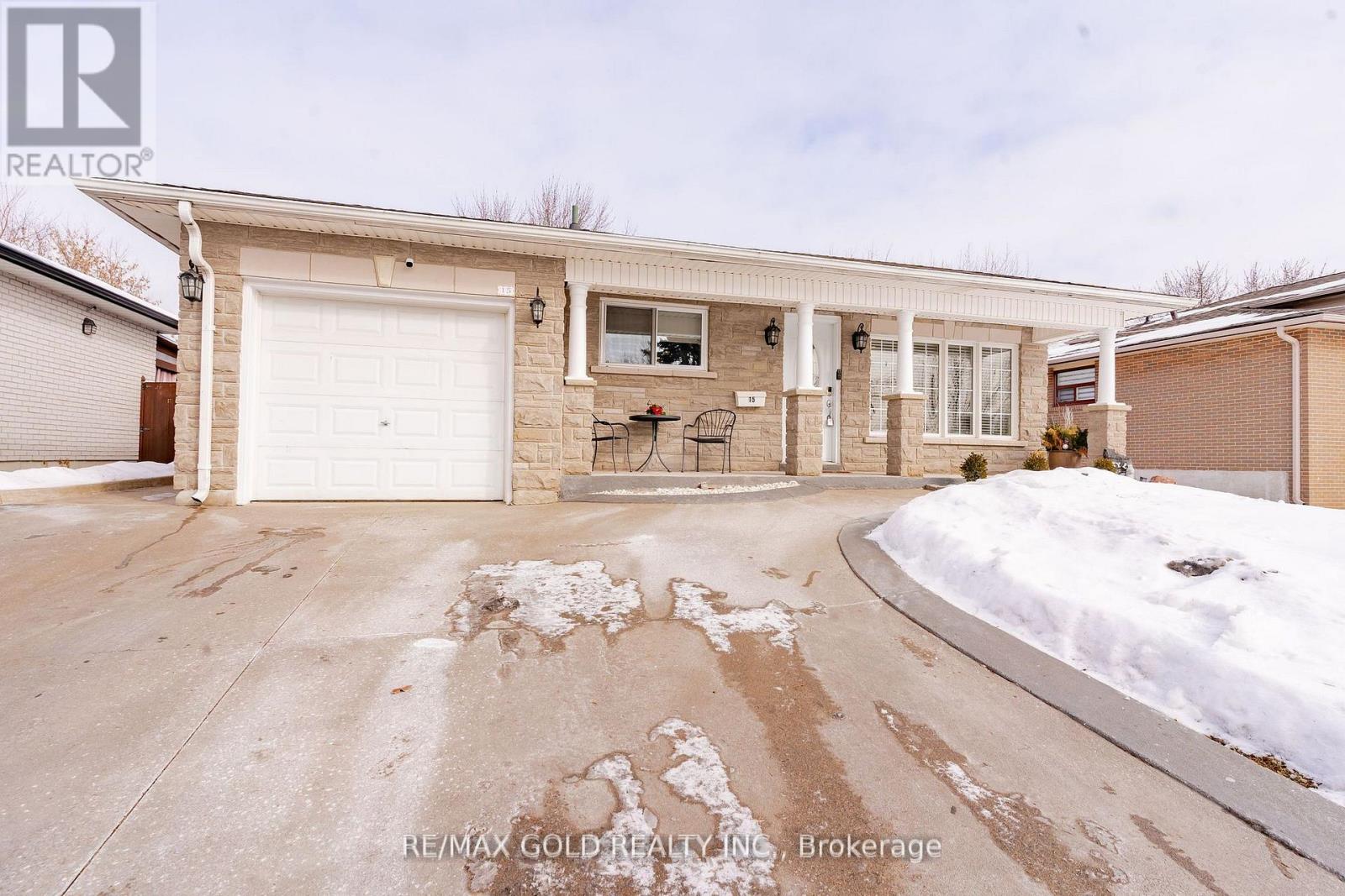 15 CASTLEMORE DRIVE, Brampton, Ontario