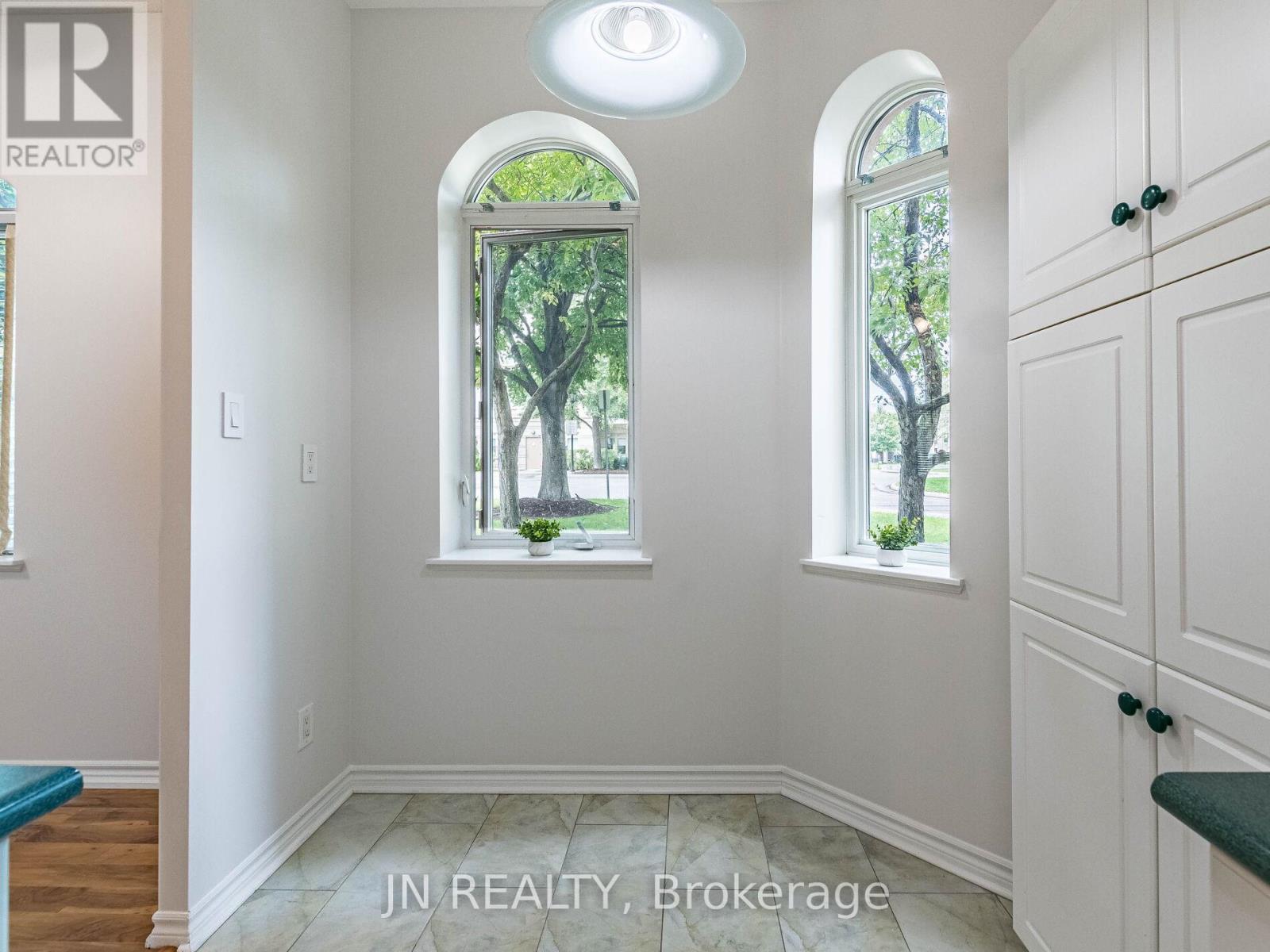 109 - 10 Dayspring Circle, Brampton (Goreway Drive Corridor), Ontario  L6P 1B9 - Photo 14 - W12384446
