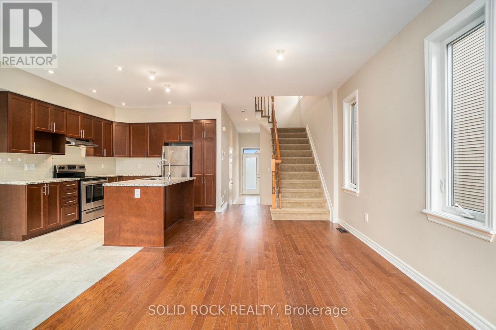 260 Dolce Crescent, Ottawa, Ontario  K4M 0E2 - Photo 5 - X12384434