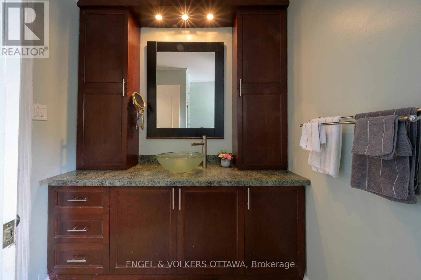 6258 Richmond Road, Ottawa, Ontario  K0A 2Z0 - Photo 12 - X12384647