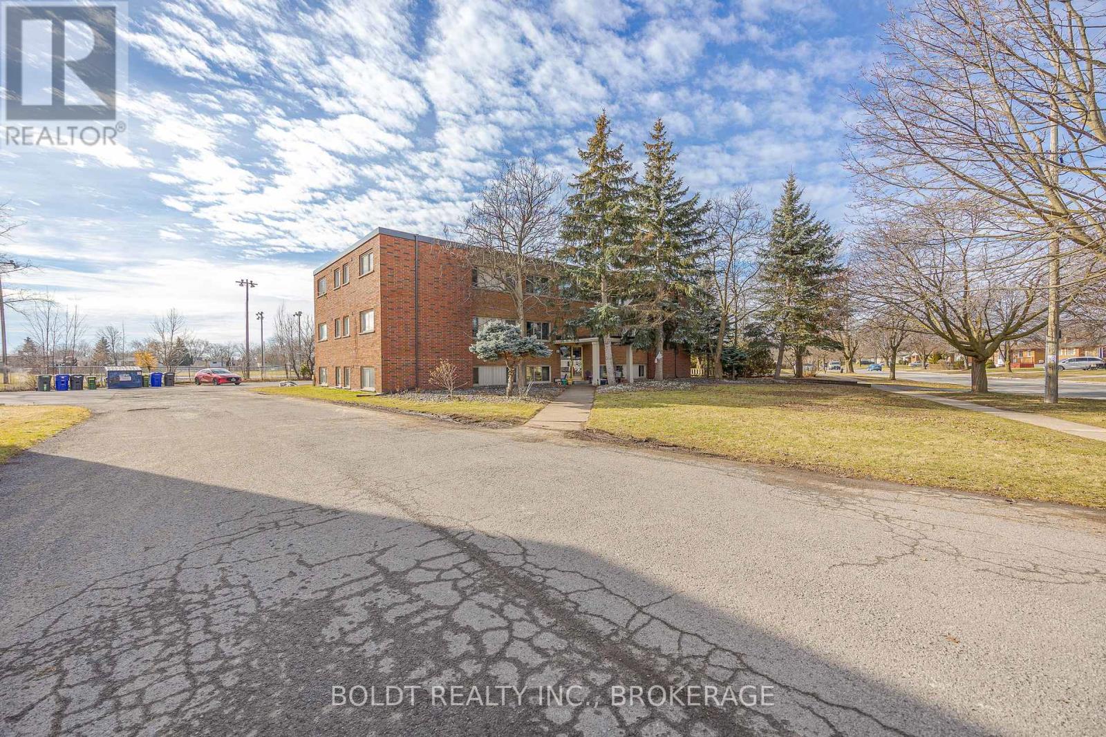 184 Linwell Road, St. Catharines, Ontario  L2N 6N3 - Photo 2 - X12384661