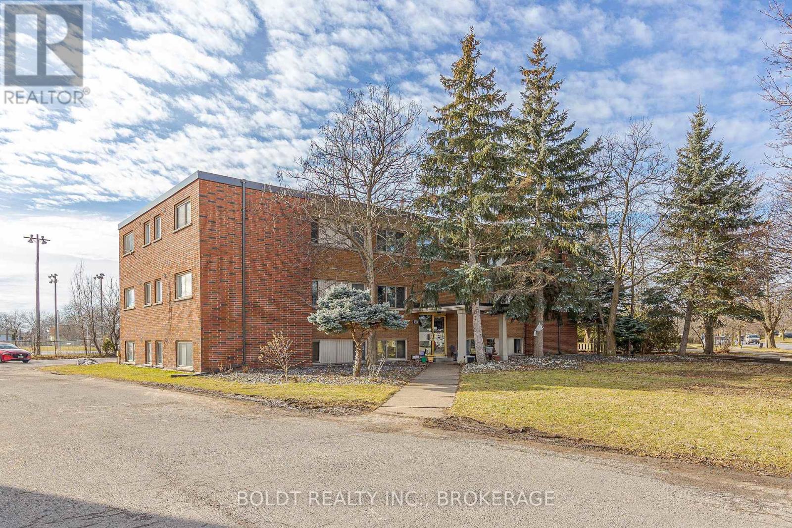 184 Linwell Road, St. Catharines, Ontario  L2N 6N3 - Photo 4 - X12384661