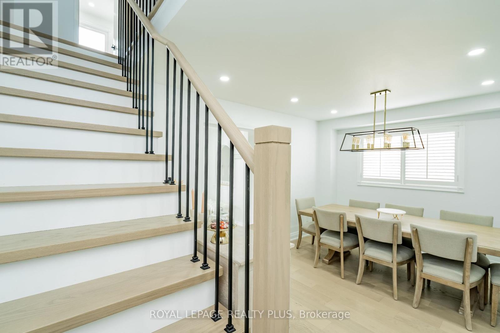 568 Fergo Avenue, Mississauga (Cooksville), Ontario  L5B 2J3 - Photo 11 - W12384513