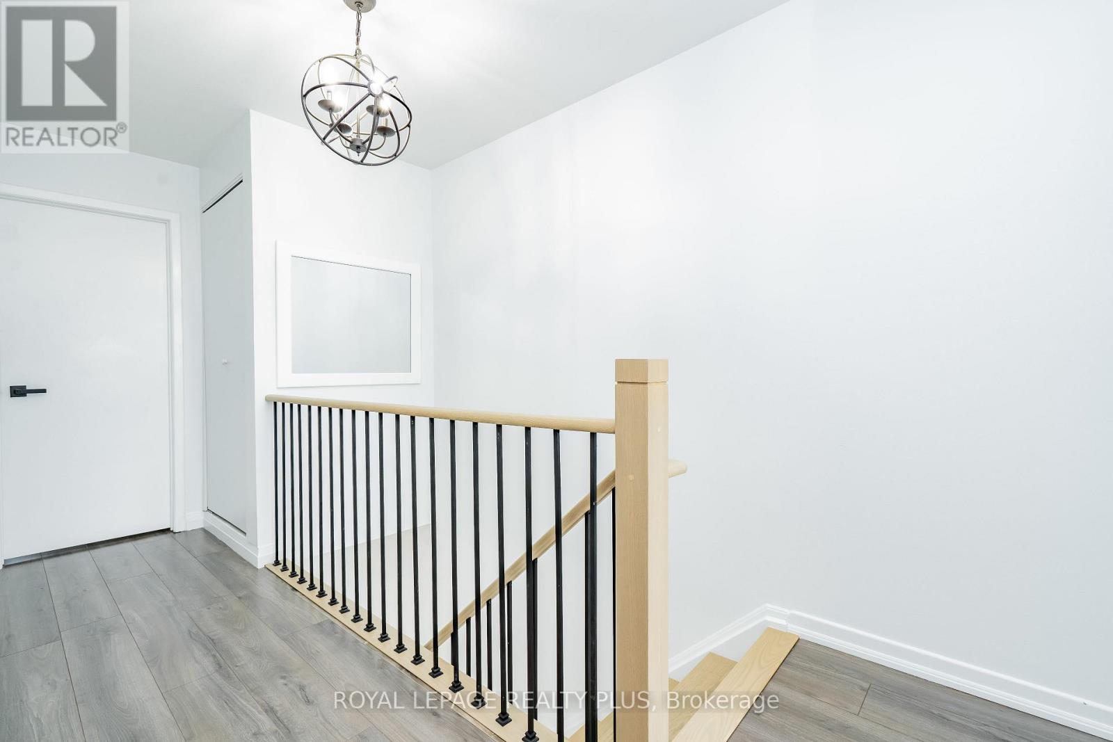 568 Fergo Avenue, Mississauga (Cooksville), Ontario  L5B 2J3 - Photo 16 - W12384513