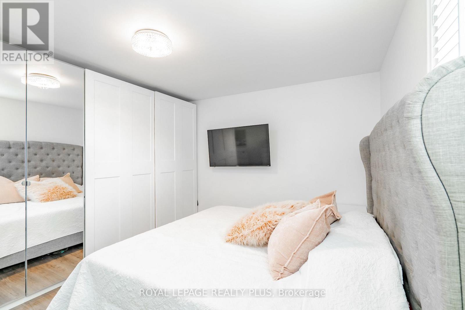 568 Fergo Avenue, Mississauga (Cooksville), Ontario  L5B 2J3 - Photo 20 - W12384513