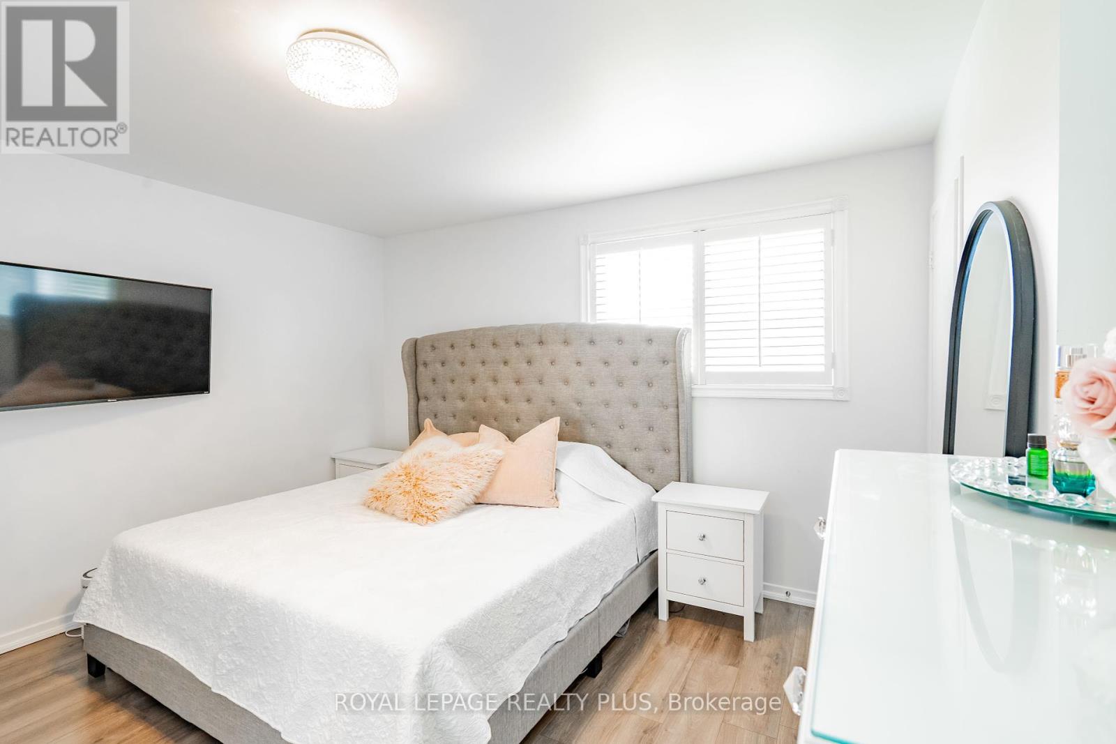 568 Fergo Avenue, Mississauga (Cooksville), Ontario  L5B 2J3 - Photo 21 - W12384513