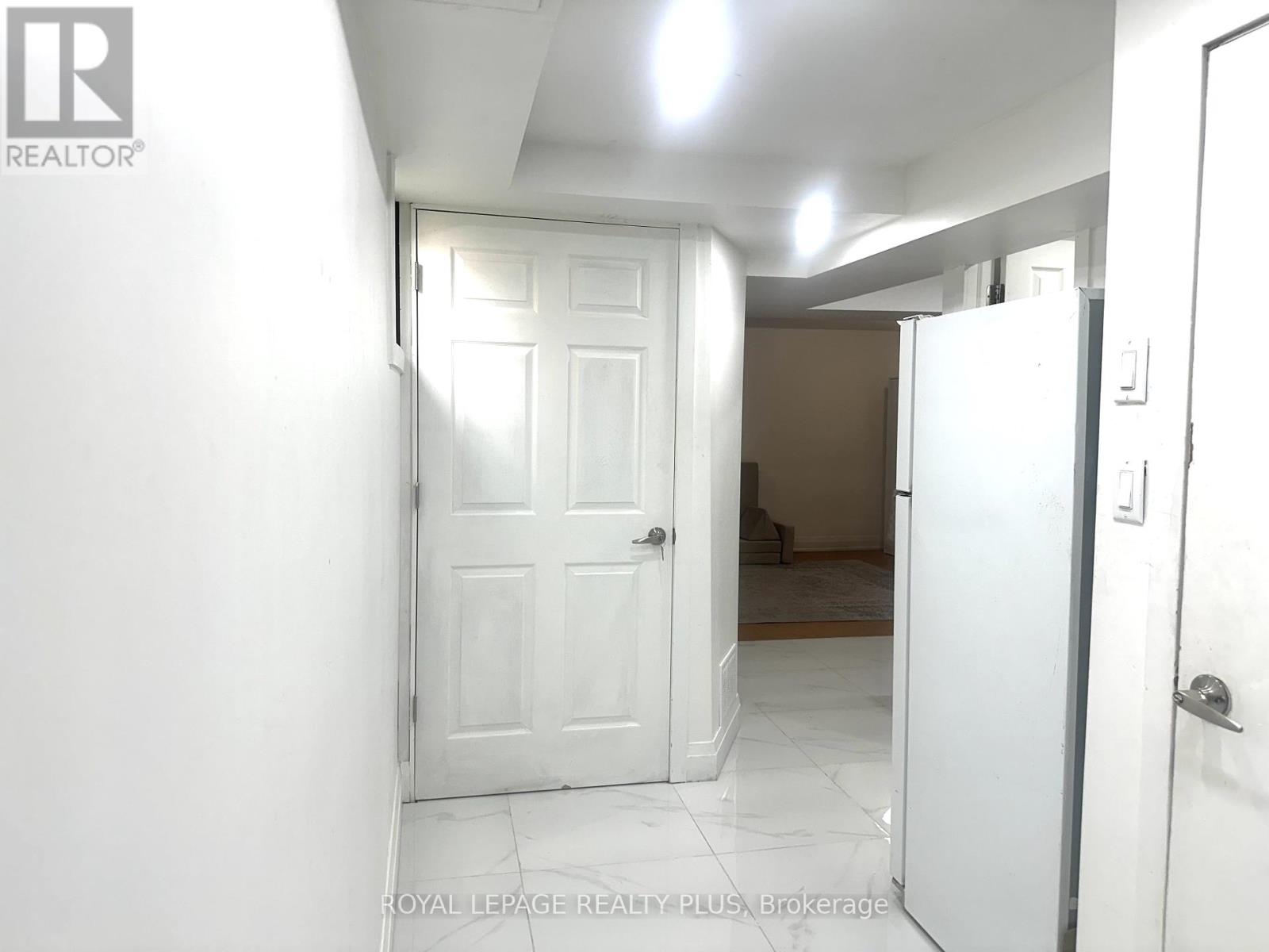 568 Fergo Avenue, Mississauga (Cooksville), Ontario  L5B 2J3 - Photo 36 - W12384513