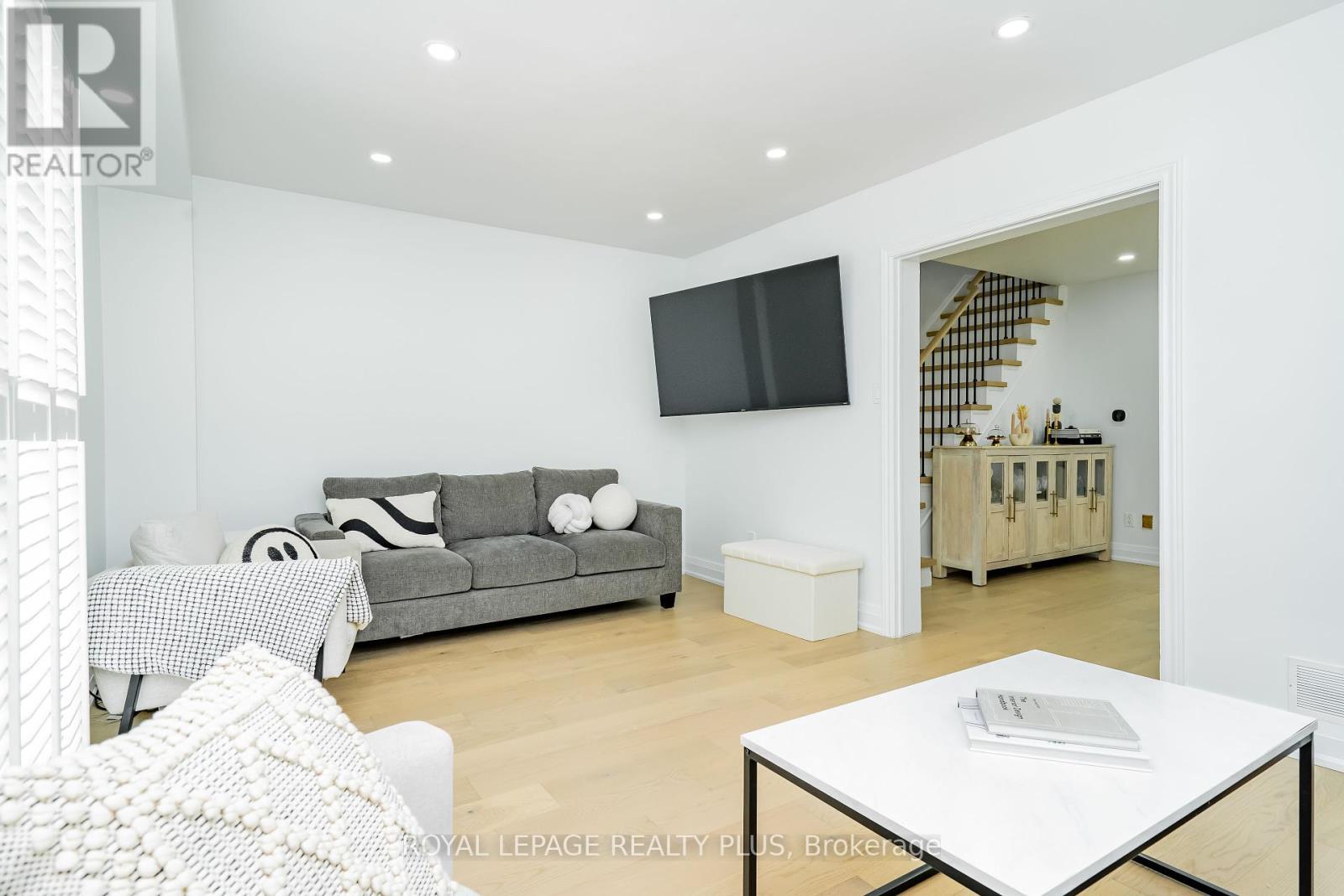 568 Fergo Avenue, Mississauga (Cooksville), Ontario  L5B 2J3 - Photo 4 - W12384513