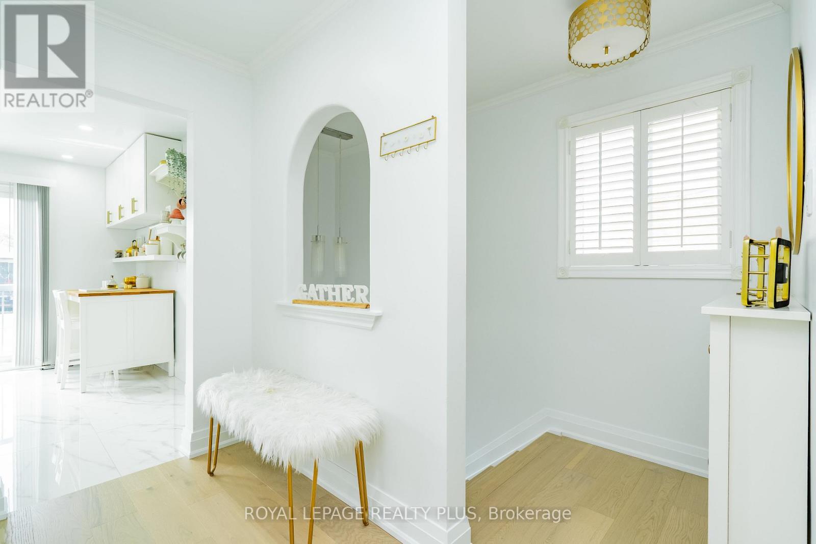 568 Fergo Avenue, Mississauga (Cooksville), Ontario  L5B 2J3 - Photo 6 - W12384513